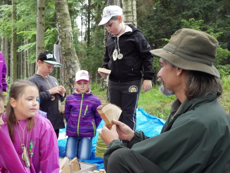Lesní pedagogové připravili na náchodském zámku program pro hendikepované